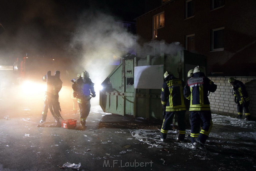 Feuer Papp Presscontainer Koeln Hoehenberg Bochumerstr P182.JPG - Miklos Laubert